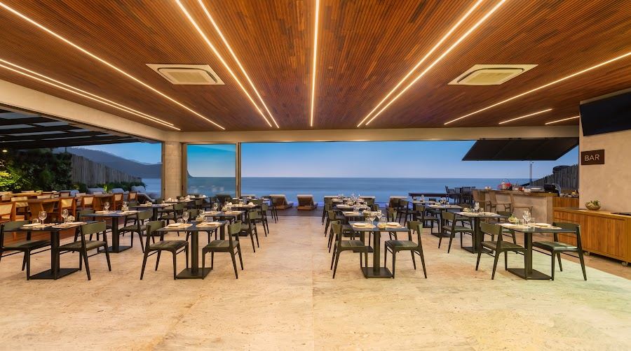 Das Restaurant des Duke Beach mit geöffneten Fronten zum Meer, eingedeckte Tische am späten Nachmittag.