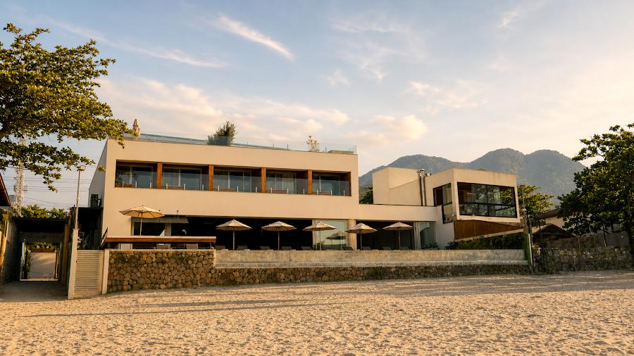 Die Fassade des Duke Beach vom Strand von Maresias aus, am späten Nachmittag.